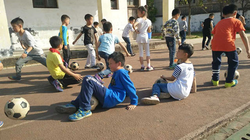 踢球_副本.jpg 踢球_副本.jpg