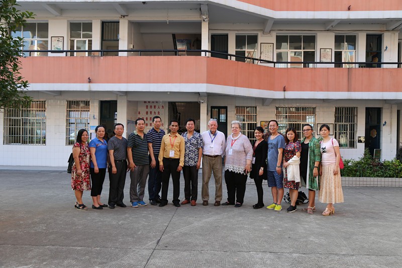 美中教育培训老师与沅陵县教育局领导合影_副本.jpg 美中教育培训老师与沅陵县教育局领导合影_副本.jpg