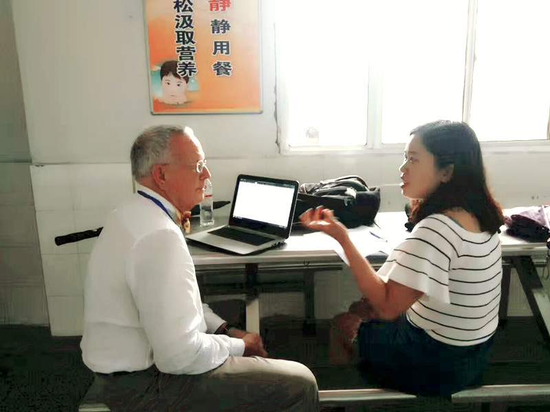 为了能够了解每位老师的英语水平,外教老师与每位学员进行面对面访谈,外教老师们耐心和蔼的言语,让山区老师,虽然有语言的差异,但却并不觉得紧张_副本.jpg 为了能够了解每位老师的英语水平,外教老师与每位学员进行面对面访谈,外教老师们耐心和蔼的言语,让山区老师,虽然有语言的差异,但却并不觉得紧张_副本.jpg